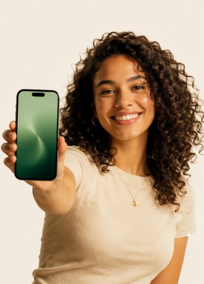 Cliente mostrando o iPhone conquistado